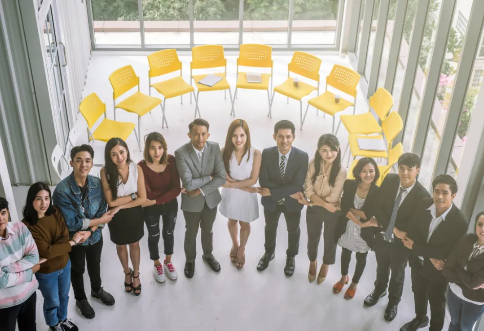 Biểu tượng cá cược có trách nhiệm với đồng hồ và biểu tượng giới hạn độ tuổi